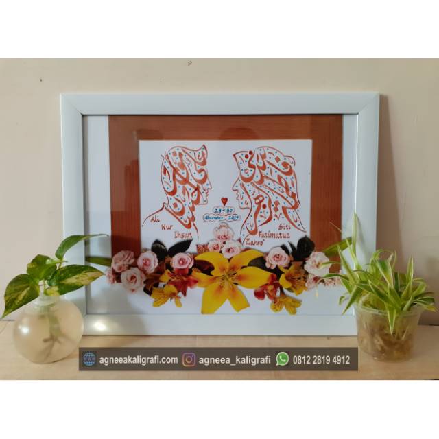 

KADO PERNIKAHAN KALIGRAFI NAMA PENGANTIN