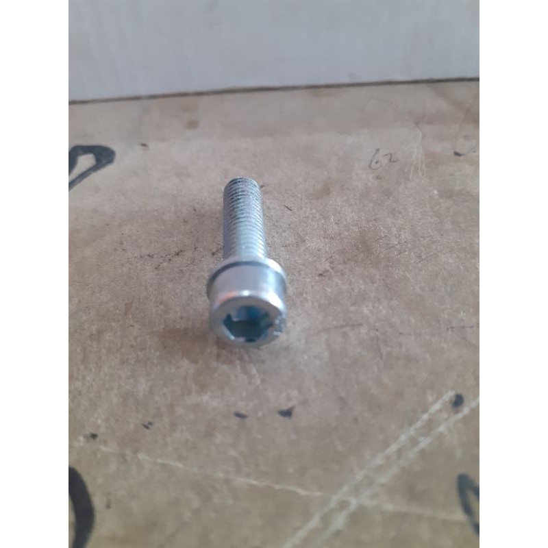 baut block/stud block mesin chainsaw 070