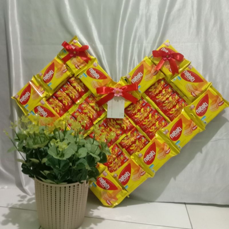 Snack love BESAR bucket snack love hadiah hampers ulang tahun wisuda