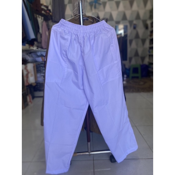 Celana putih dalam gamis atau sarung untuk pria