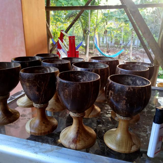Gelas/cangkir kopi/teh batok kelapa menggunakan tihang unik Jadul Natural alami