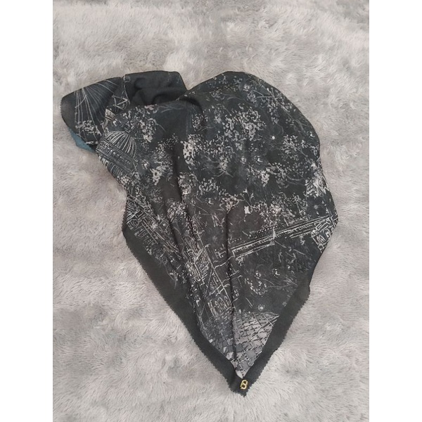 Preloved Buttonscarves rare item lawasan