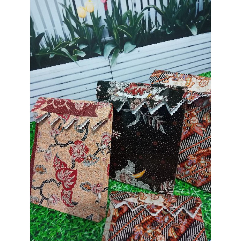 

Bungkus Kado Instan KECIL Kertas Kado Instan KECIL Seri BATIK-Model Pita Gerigi