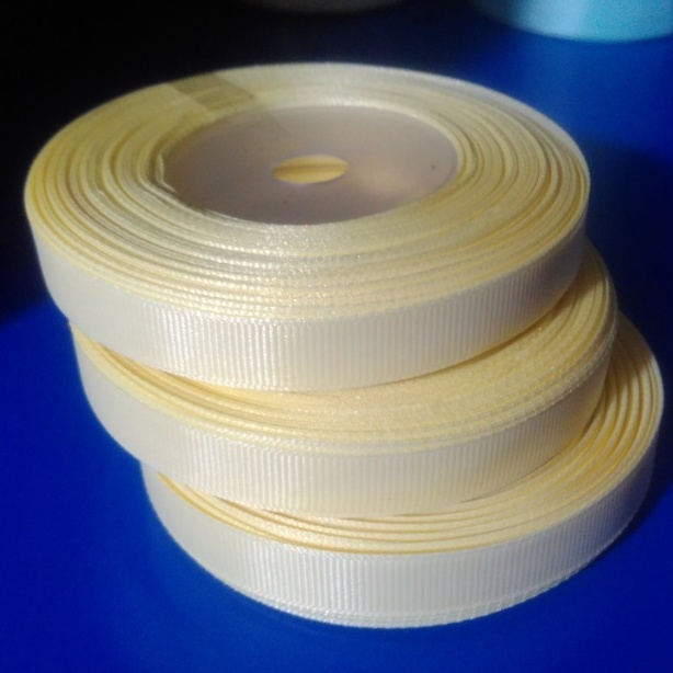 

Pita Grossgrain Kuning Muda Ukuran 1/2 inch Per Roll