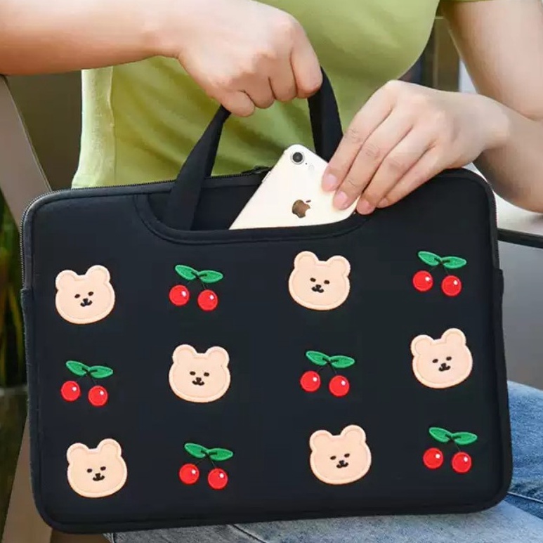 Sleeve Pouch Sarung Tas Bag Case Ipad Tab Tablet Macbook Air Pro Laptop Asus Acer Lenovo HP Huawei 11 12 13 14 15 inch Motif Gambar Beruang Bear Cherry Cery Warna Hitam Merah Black Red Lucu Cute Murah Korean Model Tali Jinjing Banyak Slot Ruang Stationary