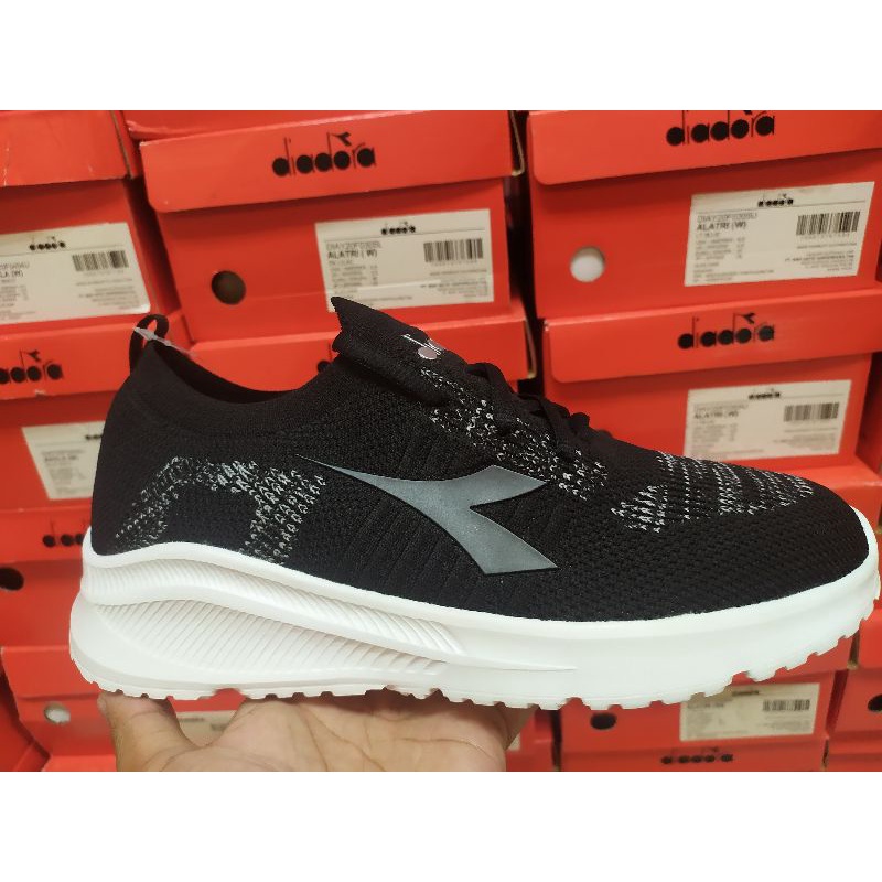 SEPATU OLAHRAGA SENAM RUNNING LARI WANITA PEREMPUAN CEWEK CEWE DENGAN BRAND MERK TERKENAL KEKINIAN O