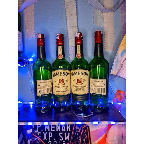 Botol bekas alkohol jameson untuk pajangan
