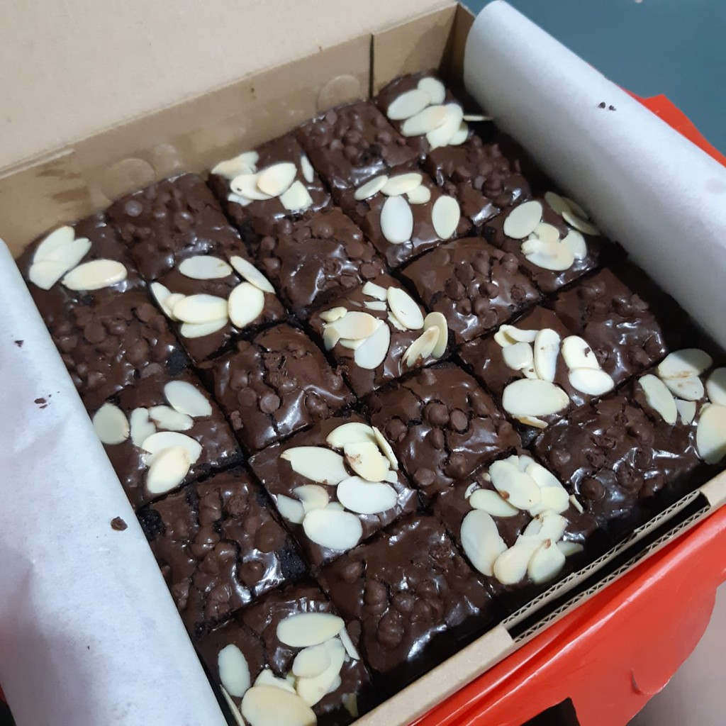 

BROWNIES PANGGANG COKLAT ALMOND LEMBUT DAN NYOKLAT BANGET