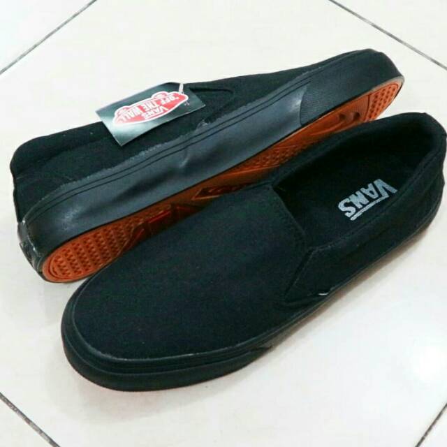 SEPATU SLIP ON PRIA BISA COD KASUAL SOL KARET WARNA HITAM POLOS FULL BLACK