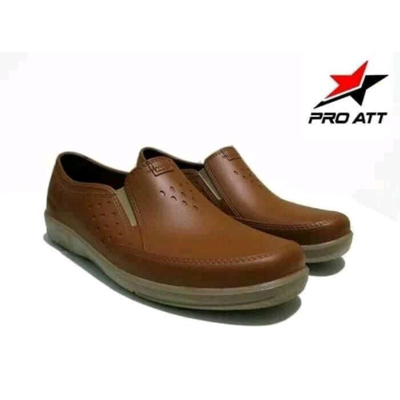 sepatu karet pria terbaru.nyaman di kaki anti air