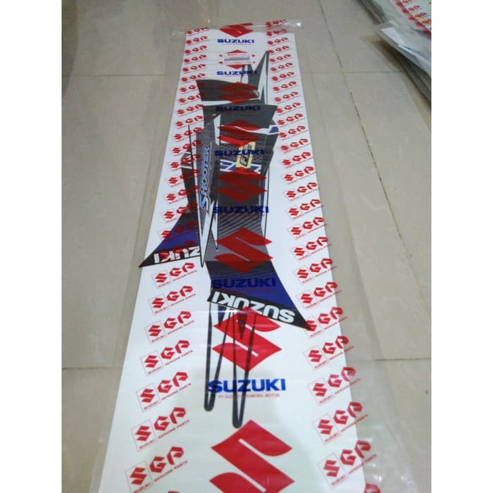 Dijua  STIKER BODI STRIPING SHOOTER FI HITAM UNGU ORIGINAL SUZUKI