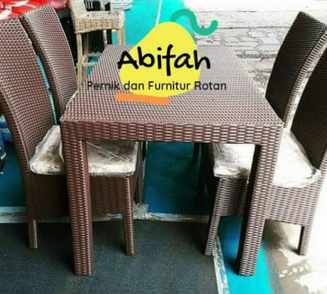 Meja Makan Rotan Sintetis Set Jok Kursi 4 dan 6