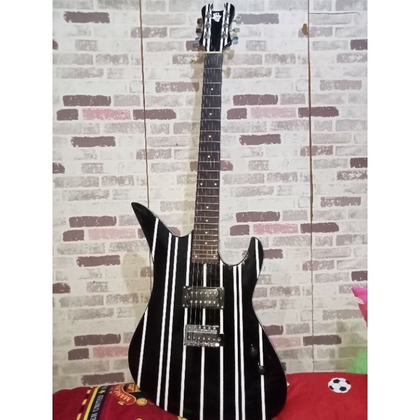 gitar elektrik shecter diamond custom kondisi likenew masih seperti baru bonus tas
