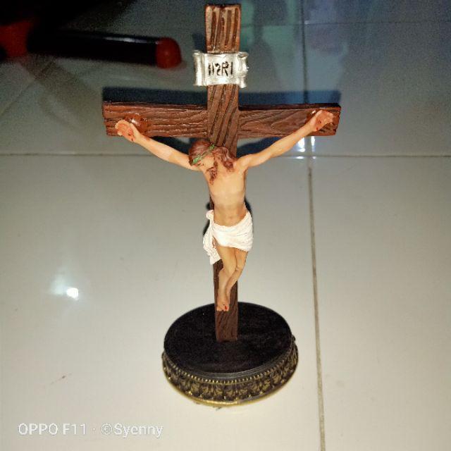 Salib Yesus Duduk Motif Kayu 21 Cm