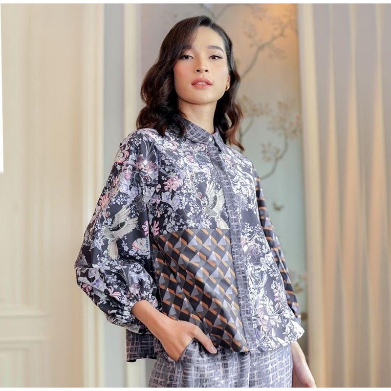 [ NEW, ORI ] WONDERFUL HARMONY CROP SHIRT BENANG JARUM X RAISA BUTTONSCARVES NAVY