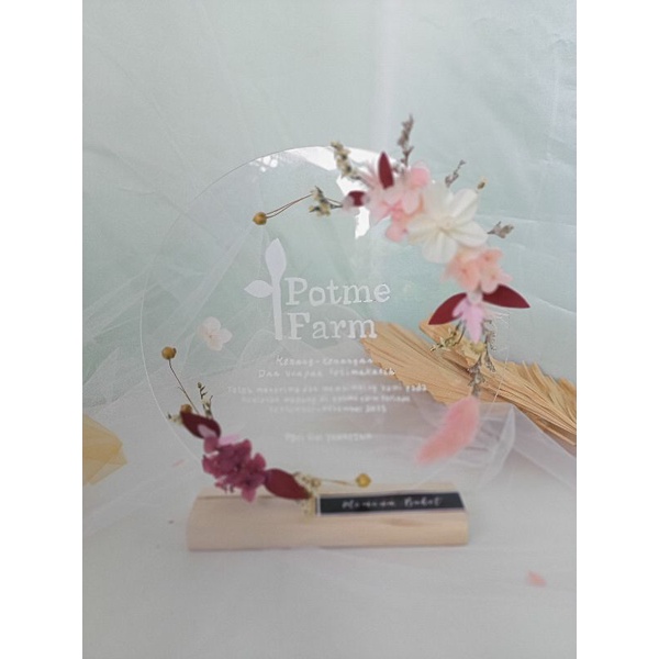 

oval acrilic with dried flower