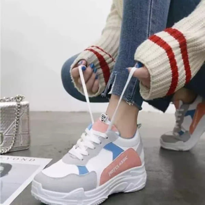 Sepatu Fashion Wanita Trendi / Sepatu Sneakers Fashion Wanita Terbaru