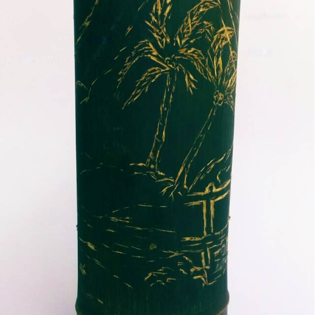 Ukiran Bambu hitam dengan tema pemandangan alam.