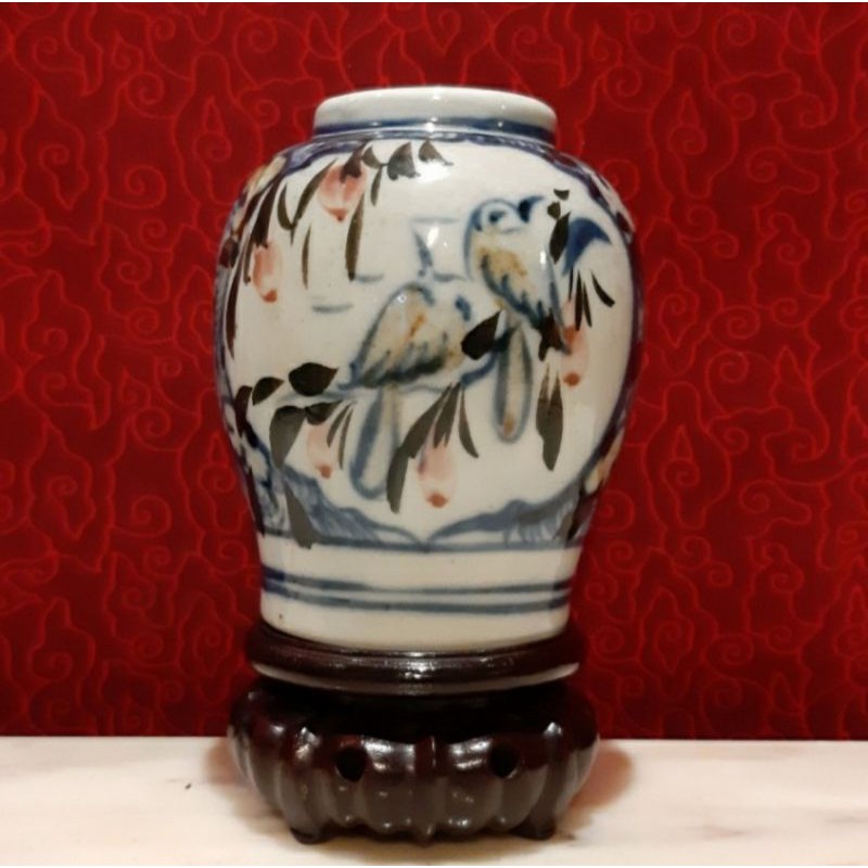 Guci Antik Motif Flora dan Sepasang Burung