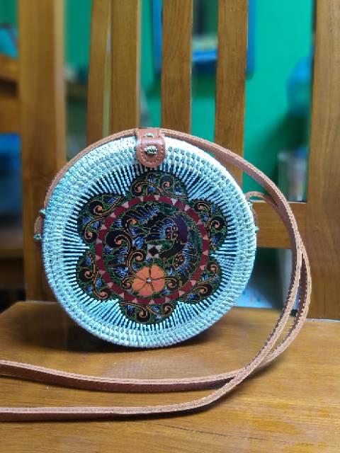 Tas rotan bulat lukis diameter 20cm dikirim random sesuai stock