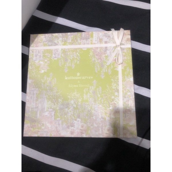 murray hill XL square buttonscarves new York 3 series