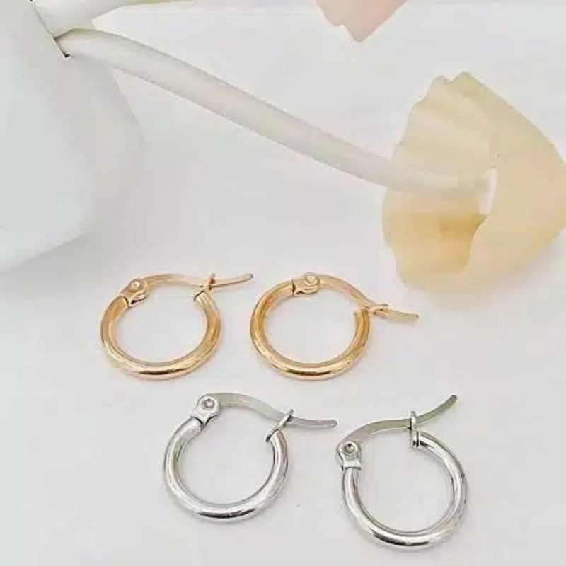 Anting Model Bulat Titanium Wanita