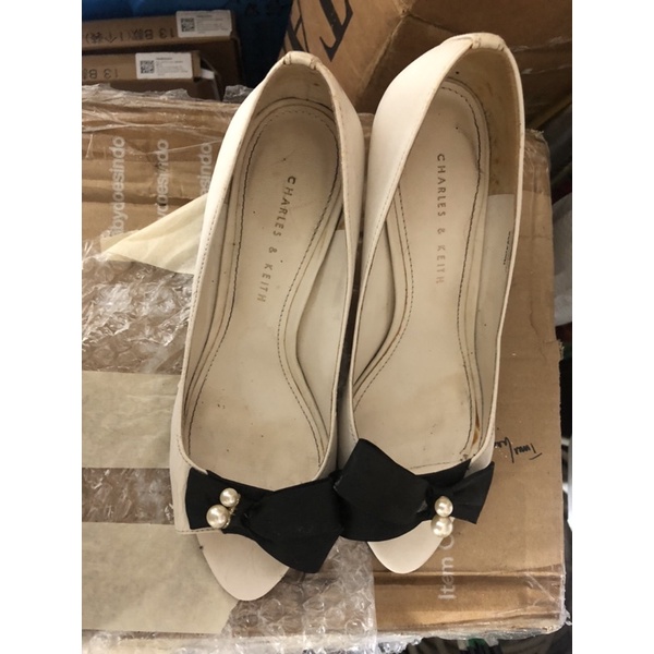 Preloved sepatu heels charles & keith putih pita hitam