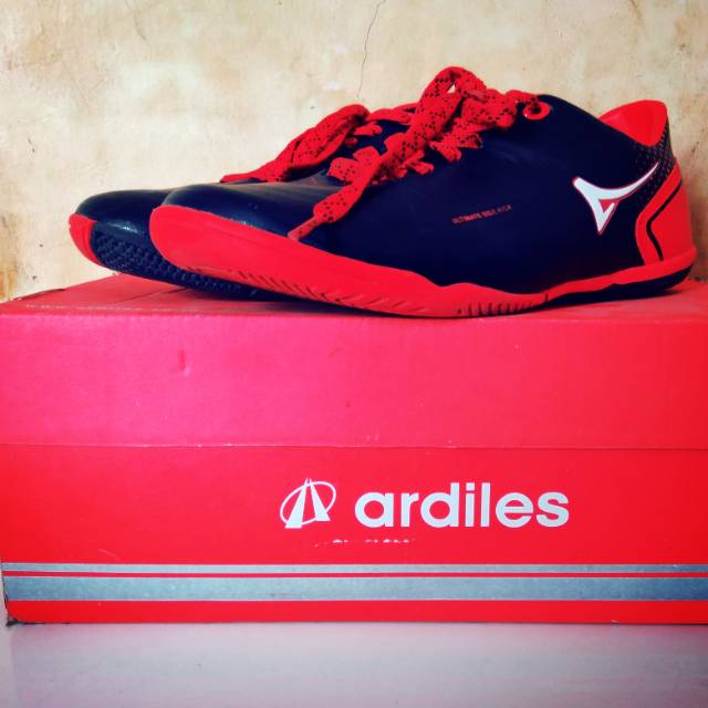 Sepatu futsal ardiles ukuran 40-41 warna hitam merah
