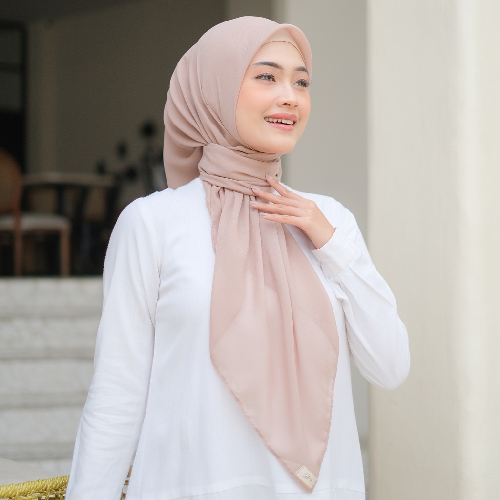 HIJAB POLLYCOTTON PREMIUM / HIJAB SEGI EMPAT / KERUDUNG SEGI EMPAT / HIJAB POLLYCOTTON / JILBAB SEGI EMPAT-TAN