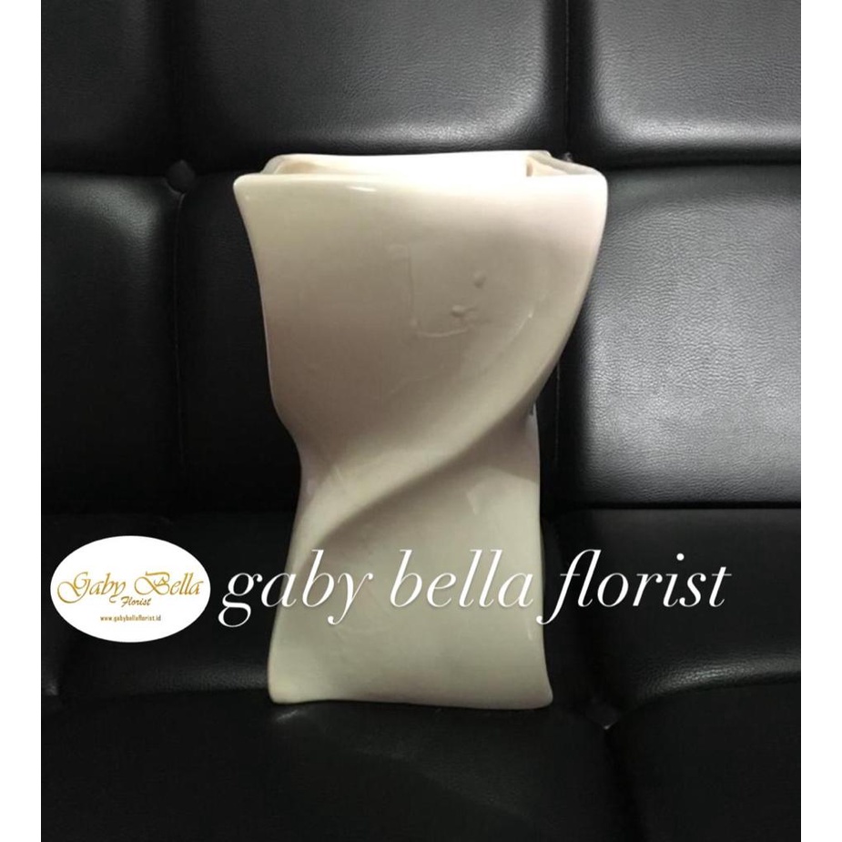 Pot keramik. Vas keramik. Vas keramik putih. Pot bunga putih. Pot tanaman.vas hias