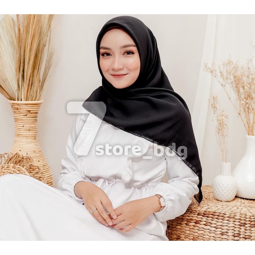 Jilbab Segi Empat Premium 115x115 | hitam | Hijab Segi Empat Polos