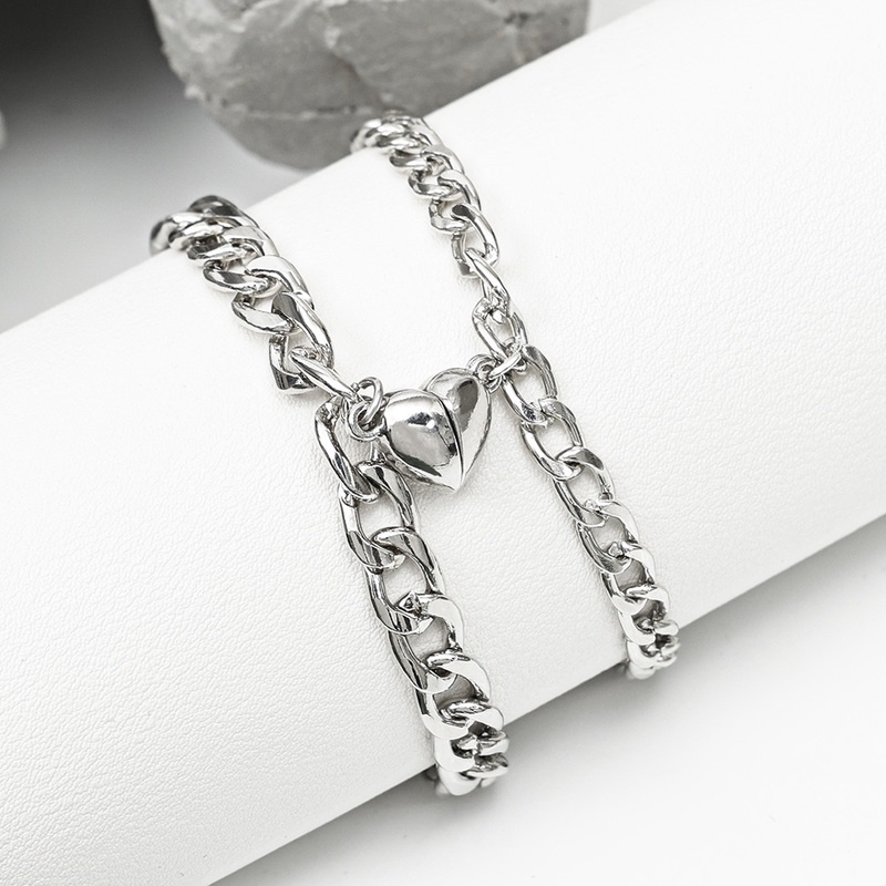 1 Pasang Gelang Rantai Magnet Bentuk Hati Bahan Alloy Gaya Vintage Untuk Pasangan
