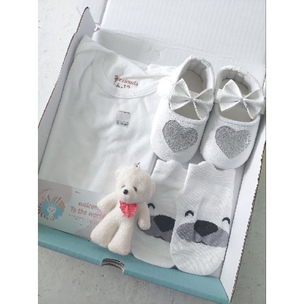 (4 IN 1 BABY BOY GIRL) HAMPERS KADO LAHIRAN BAYI GIFT BOX SEPATU BAJU JUMPER KUPLUK KAOS KAKI SEPATU FLATSHOES BONEKA MURAH MERIAH HADIAH LAHIRAN-Putih hati