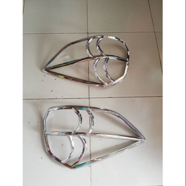 Garnis lampu belakang ertiga crom/lis lampu belakang ertiga crom