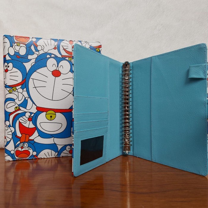 

Hadir Binder Printing Motip Doraemon A5/Ring 20, B5/Ring 26 Murah