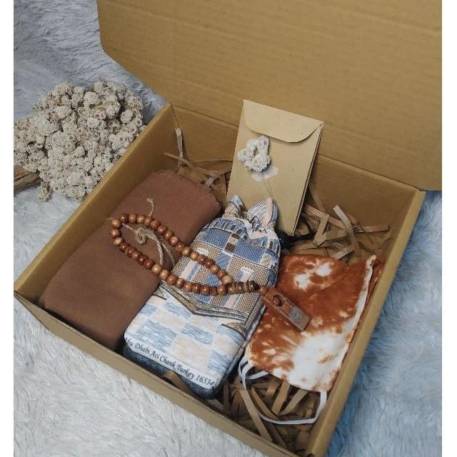 

hampers set hijab | kado ulang tahun| pernikahan | hampers lebaran