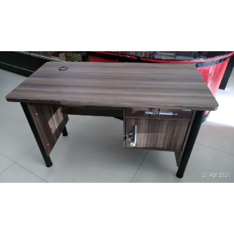 Meja Kerja Kaki Besi Bulat Hitam Uk 120x60