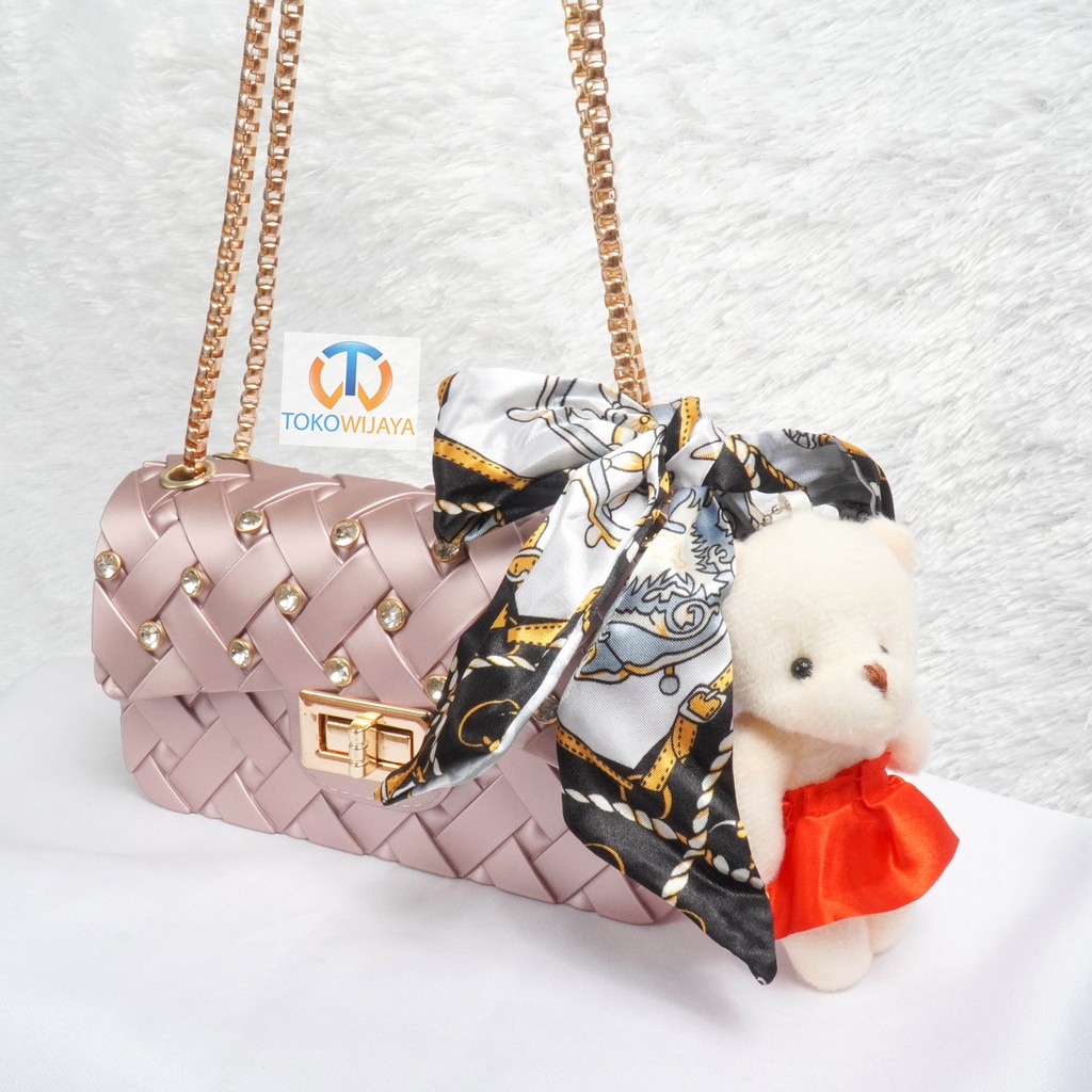 Tas Jelly Matte Anyam Diamond Size 18 Cm (Gratis Boneka &amp; Syal)