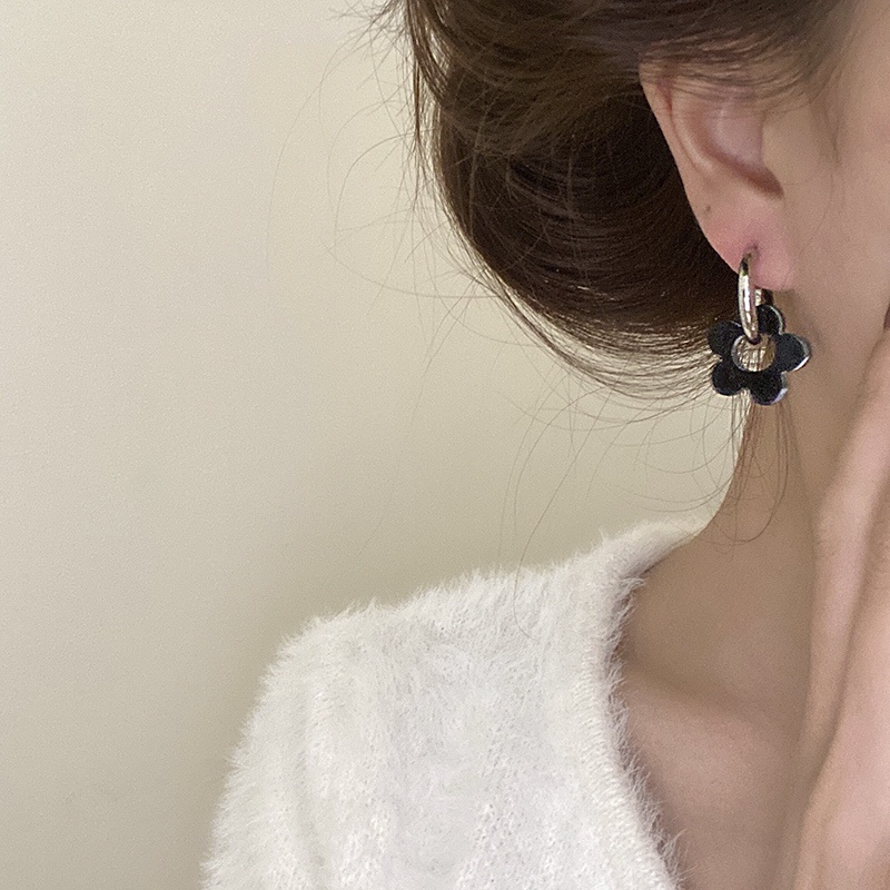 Anting Tusuk Motif Bunga Hollow Simple Trendy Ala Korea Warna Hitam Untuk Wanita