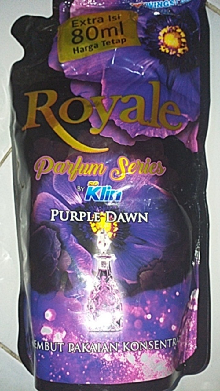 Soklin Royale Pelembut Dan Pewangi 800ml ( Kirim Random Warna)