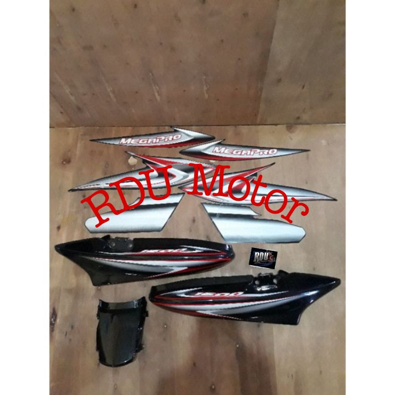 cover body samping plus pat megapro lama beserta striping lengkap