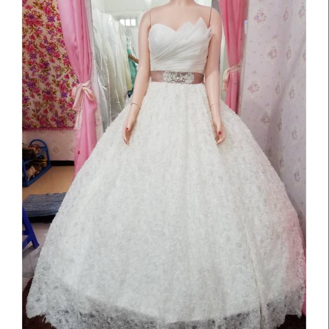 Gaun pengantin ekor panjang. Gaun putih, gaun wedding