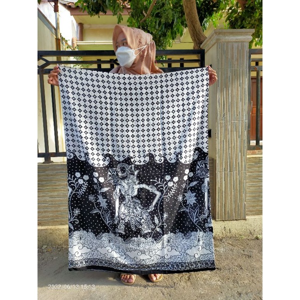 Sarung Batik Santri Wanita Wayang Bisma Hitam Putih