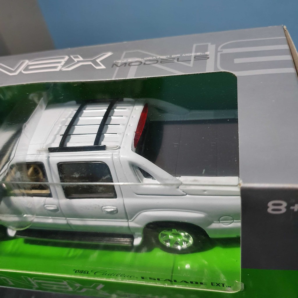 berkualtas Welly diecast mobil 2002 Cadillac Escalade EXT double cabin skala 1:24