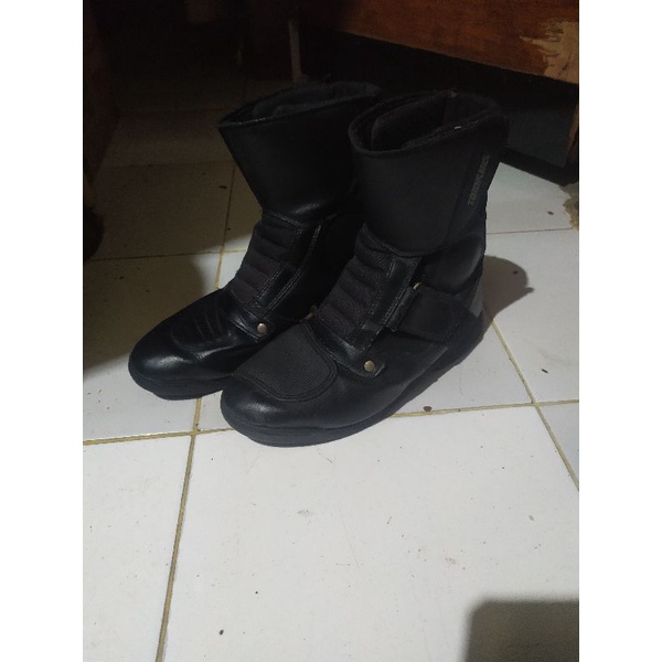 SEPATU TOURING TOMKINS