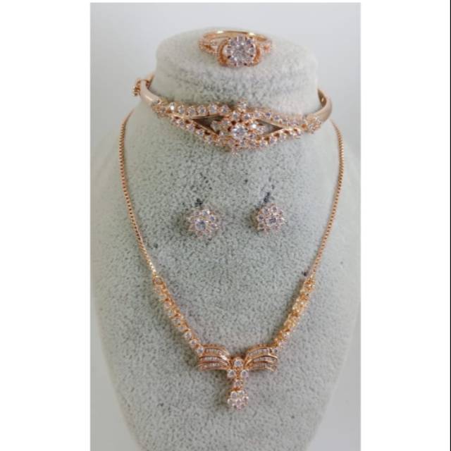 SET PERHIASAN REPLIKA BERLIAN MEDAN