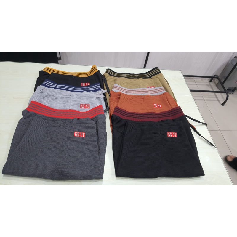 Celana Pendek Woven Kolor Uniqlo