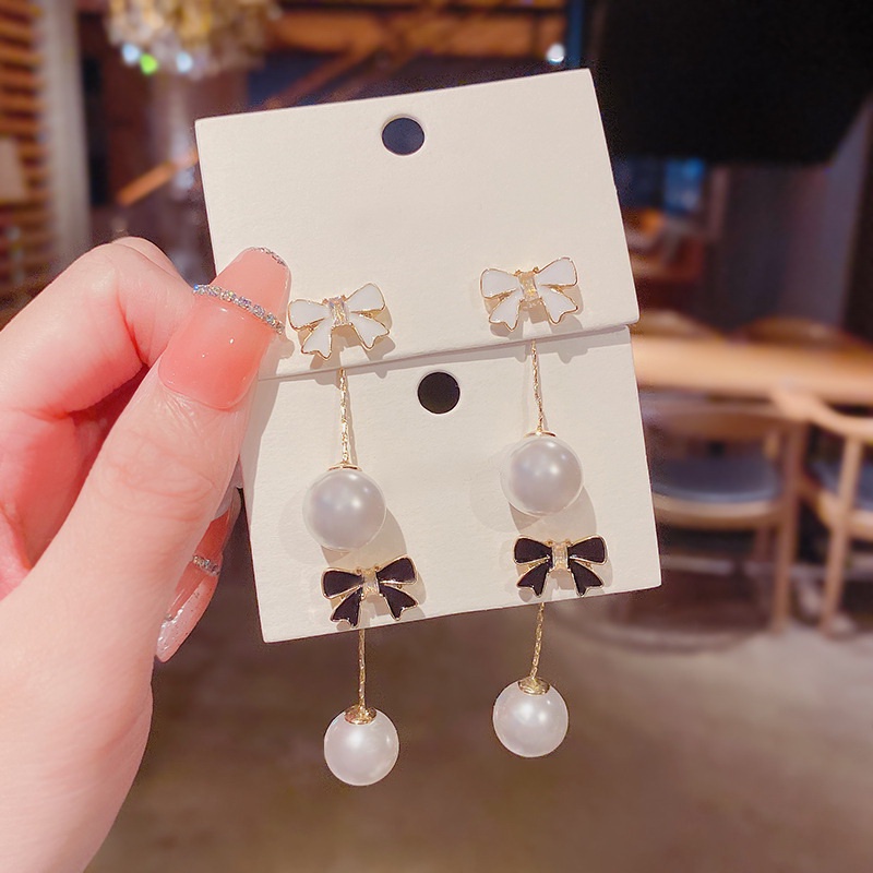 Anting Stud Rumbai Panjang Desain Daun Pita Mutiara Aksen Berlian Gaya Korea Untuk Wanita
