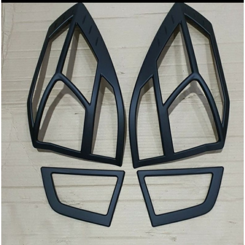 garnish lampu belakang hitam doff mobilio 2014-2019