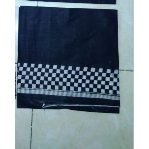 iket/ udeng segi empat motif catur kotak putih